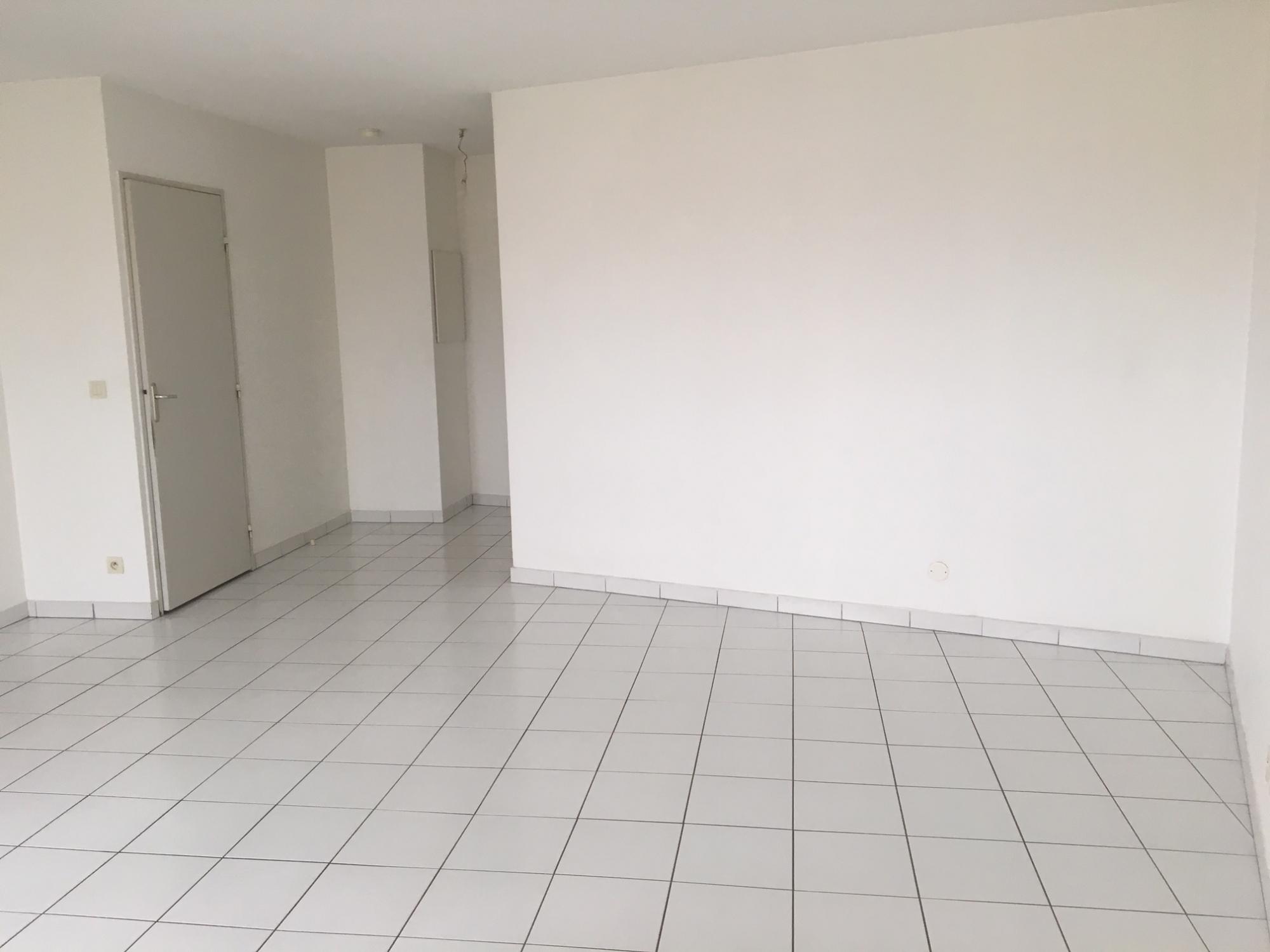 Aytré - Proche Mer -  T2bis avec balcon et place de parking