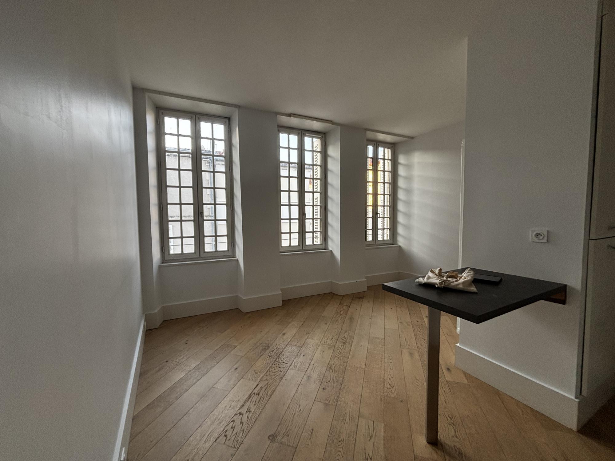 Appartement T2 de 34m² - Cœur de ville de La Rochelle avec balcon et cave priv.