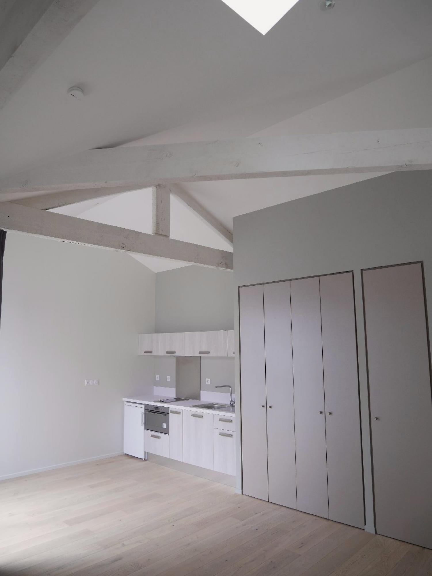 Grand studio d’env. 35m² - centre-ville La Rochelle avec cave privative.